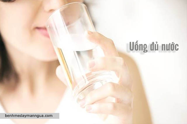 uống đủ nước phòng ngừa phát ban do thời tiết
