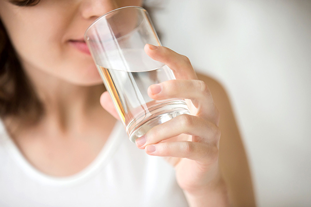Uống nhiều nước để làm giảm triệu chứng ngứa toàn thân vào ban đêm