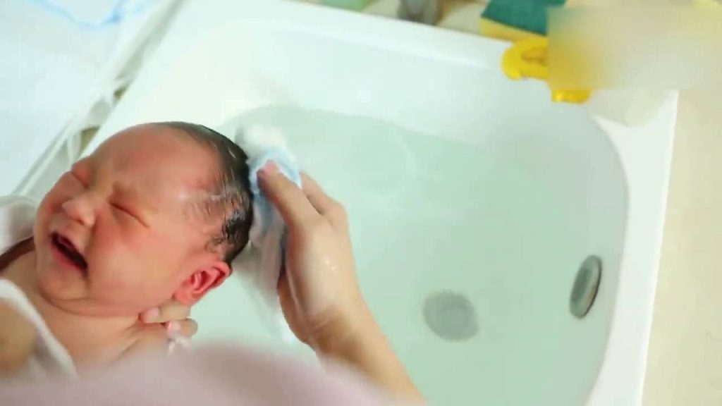Tắm rửa cho trẻ đúng cách khi mắc bệnh