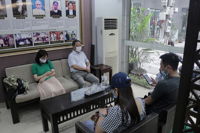 Bệnh nhân ngồi đợi thăm khám tại Nhà thuốc Đỗ Minh Đường